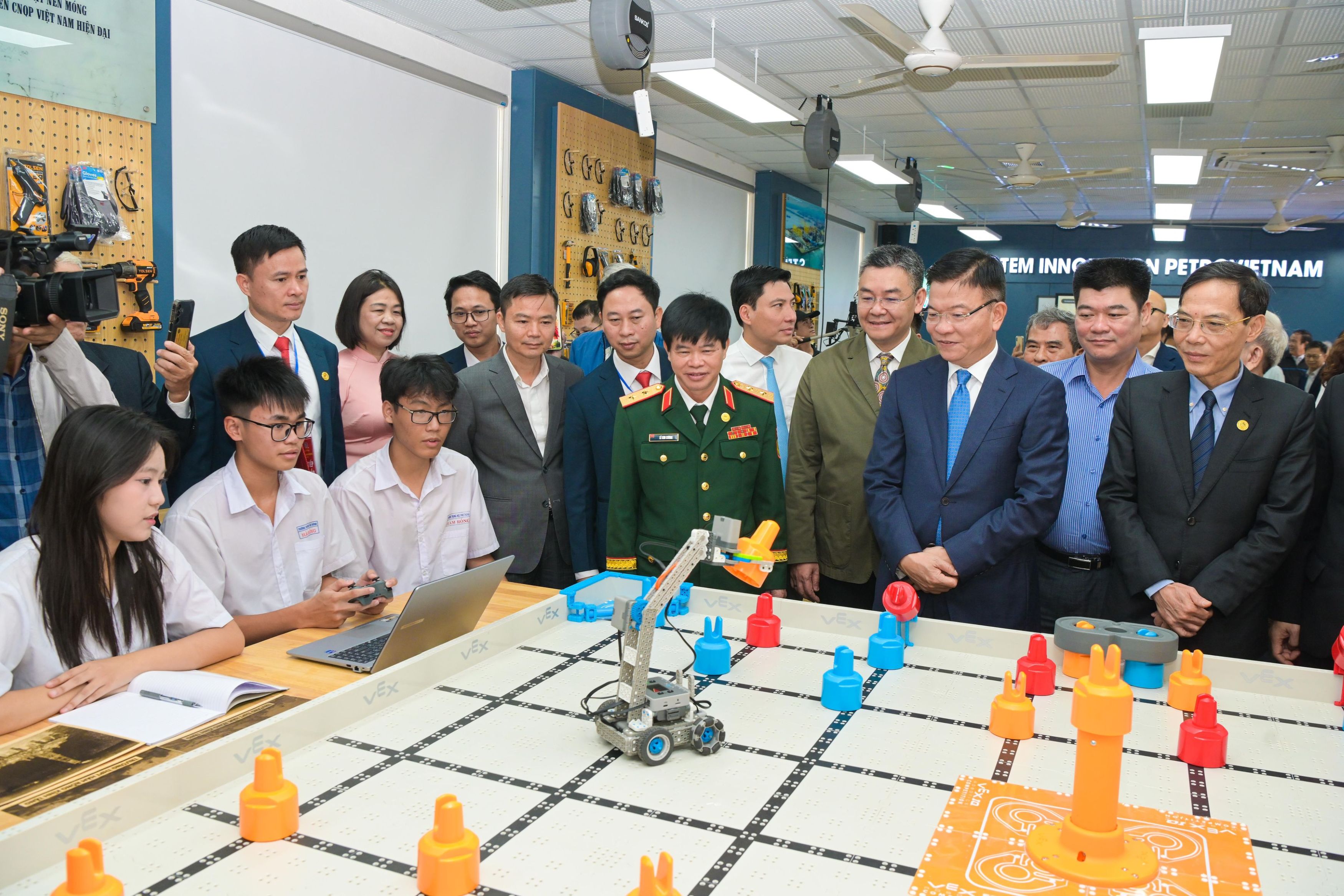Lãnh đạo Chính phủ, lãnh đạo PETROVIETNAM tại phòng STEM Trường THPT Hàm Rồng, Thanh Hóa.